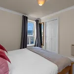 2 Bedroom Apartment In Central Edinburgh With Free Parking